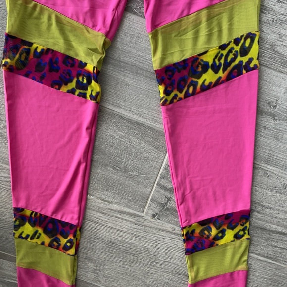 Authentic DELANI GRAPHIK Cheetah Leggings - Picture 6 of 12